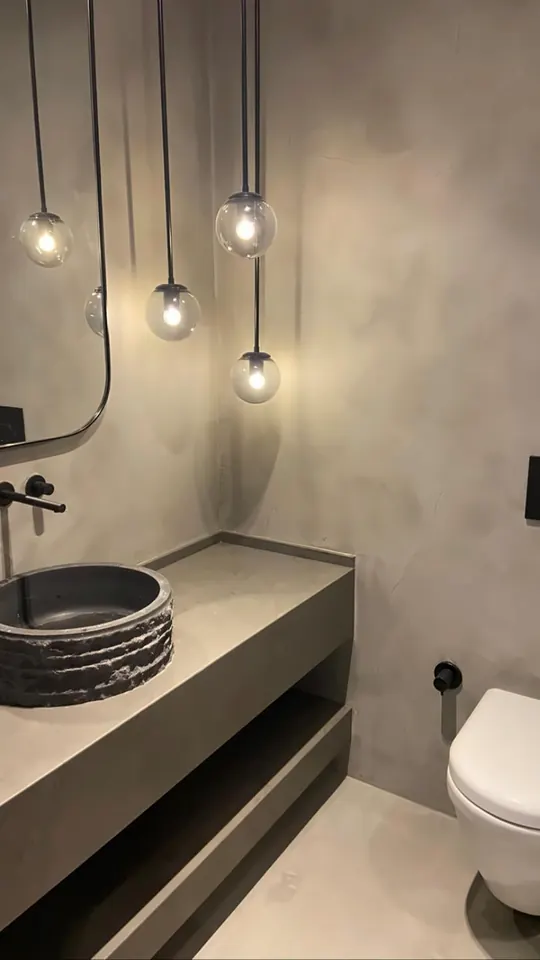 Banyo duvarı — mala dokulu mikro çimento
