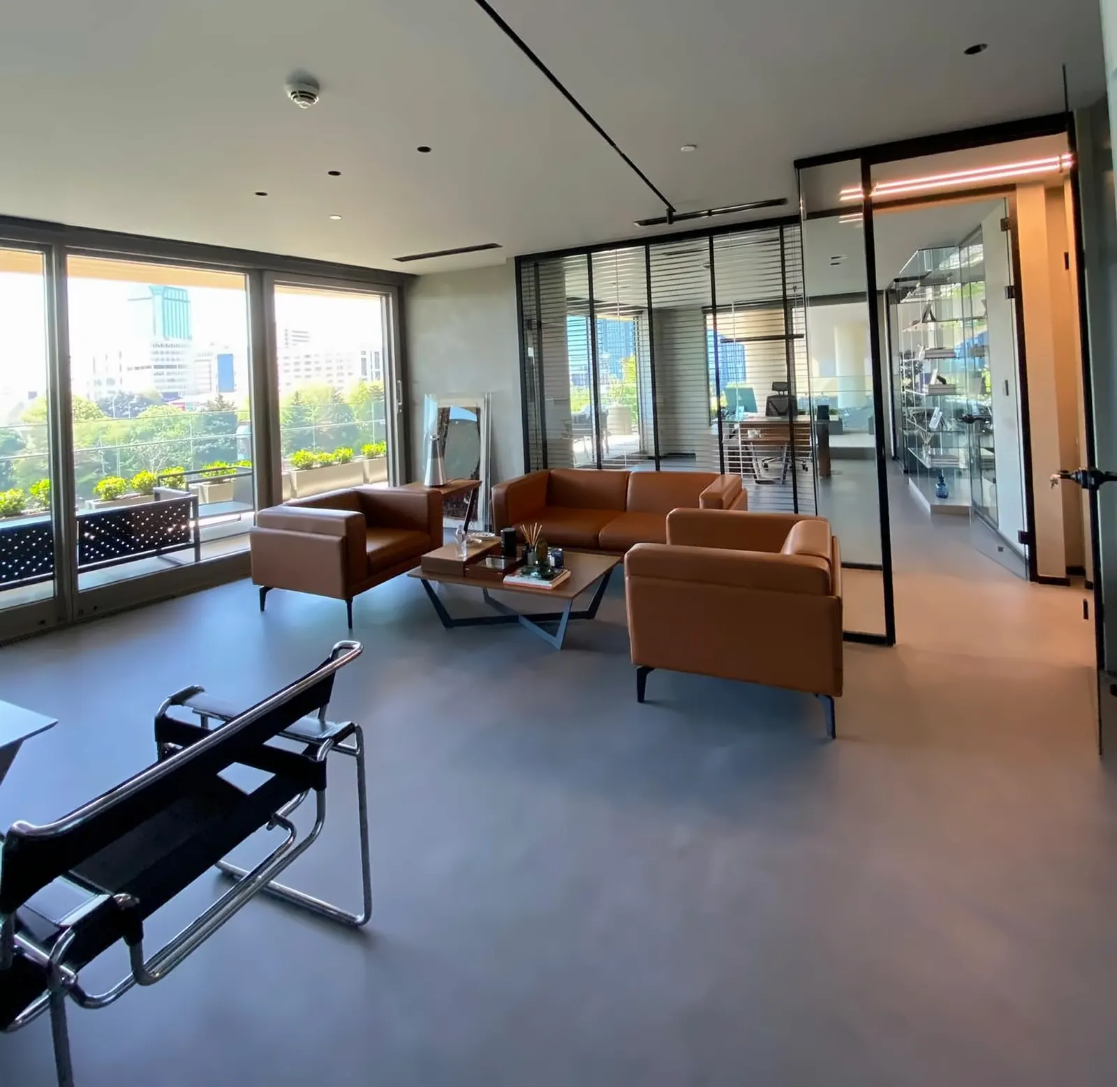 Ofis lounge — gri mikrobeton zemin